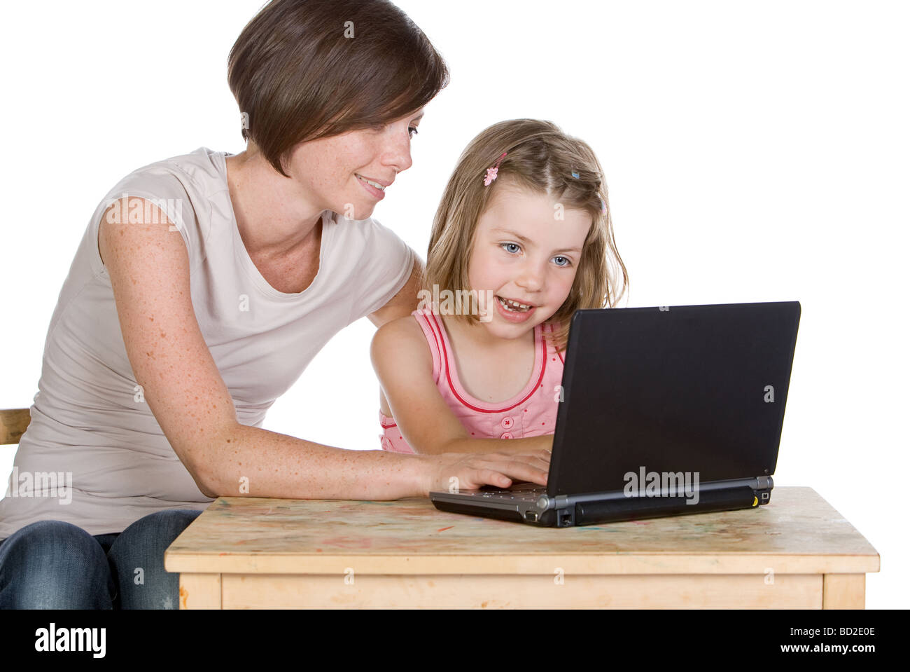 Schuss von einer Mutter und Tochter mit ihrem Laptop Stockfoto