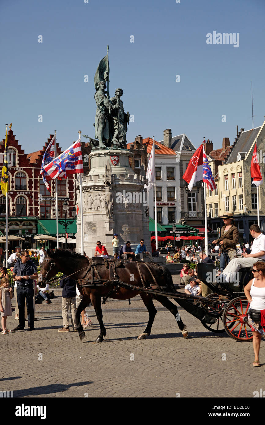 Wagen mit Touristen auf dem Grote Markt Platz im historischen Zentrum von Brügge Belgien Europa Stockfoto