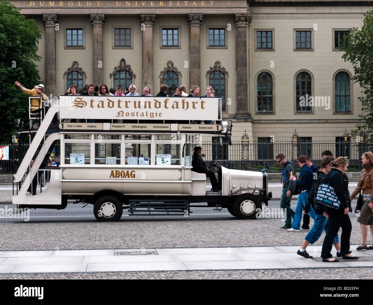 Vintage-Stil-nostalgischen Sightseeing-Bus gegenüber der Humboldt-Universität auf Unter Den Linden am Bebelplatz, Berlin, Deutschland Stockfoto