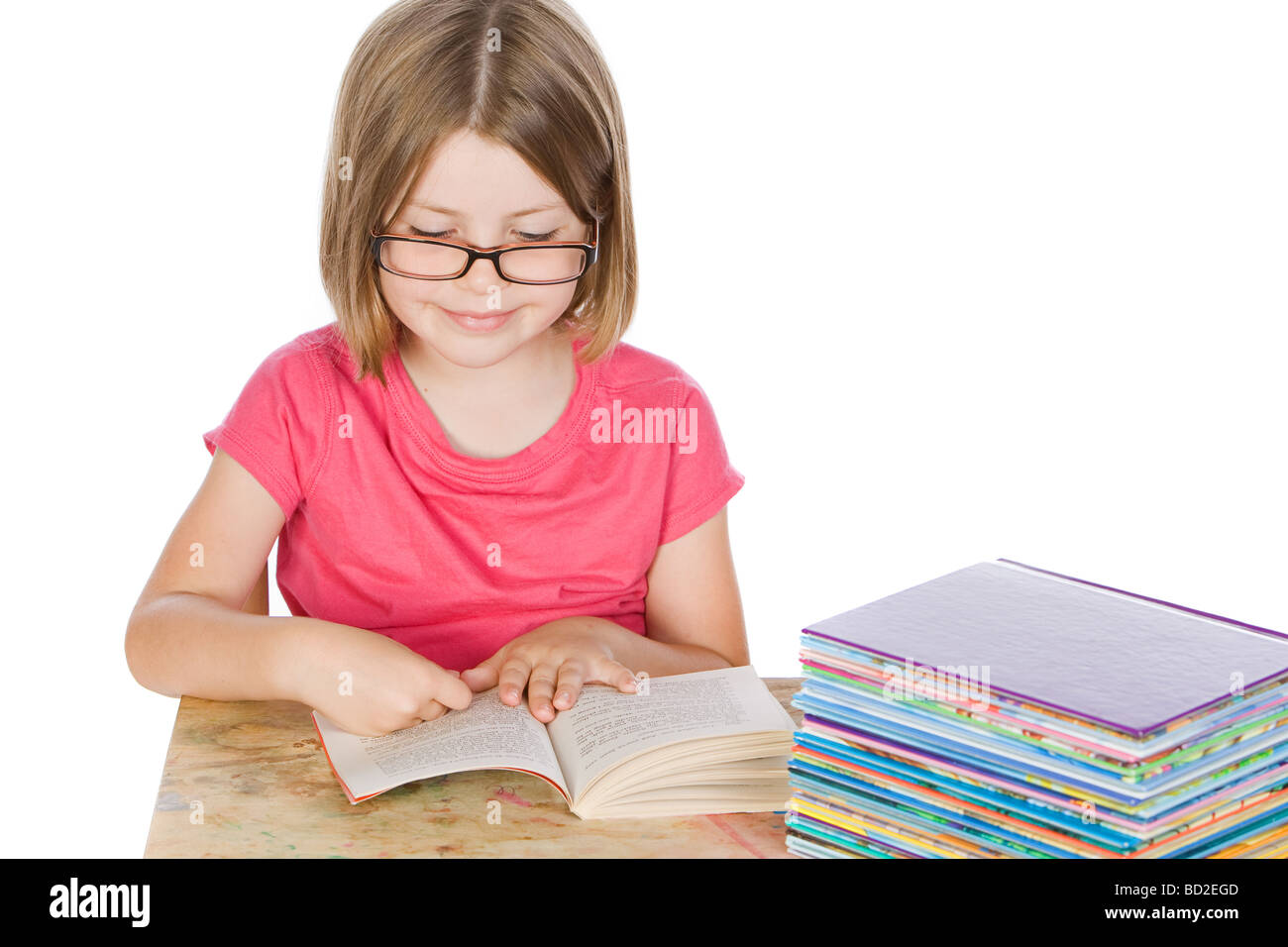Erschossen von einem niedlichen Mädchen lesen ihre Bücher Stockfoto