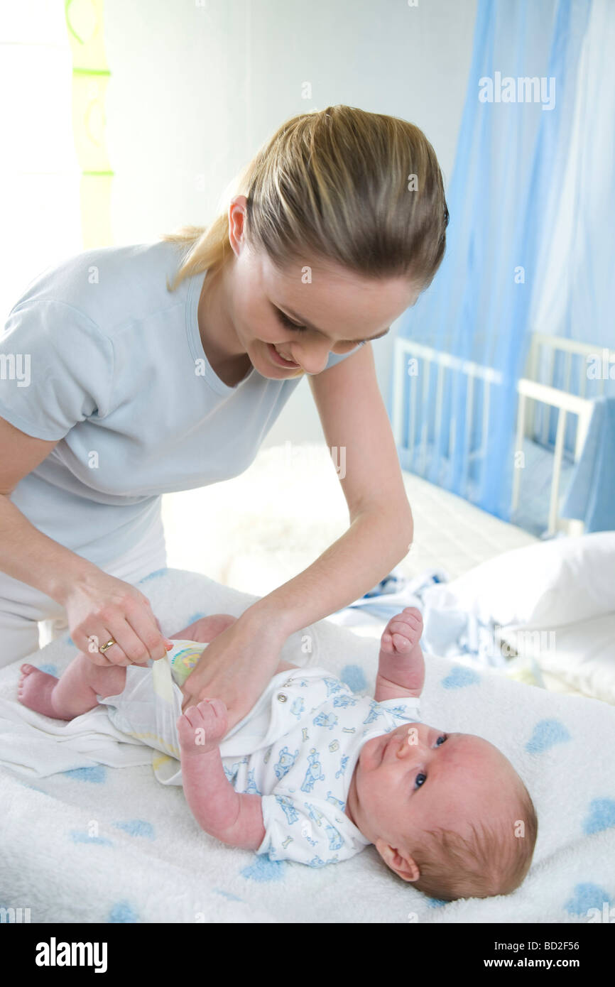 Mama, die Windel anziehen Stockfoto