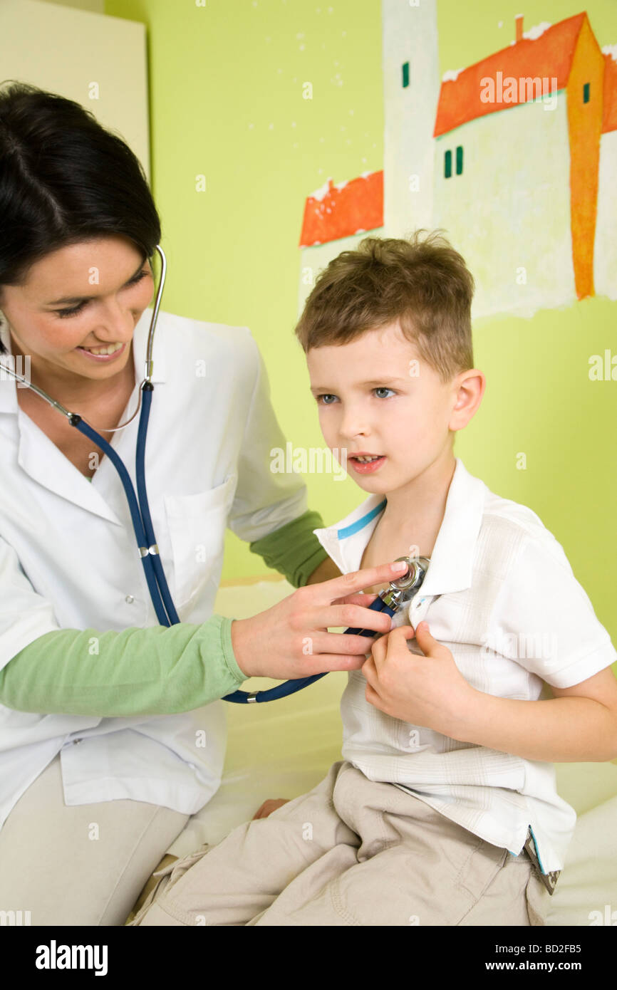 Kinderarzt untersuchen junge mit Stethoskop Stockfoto