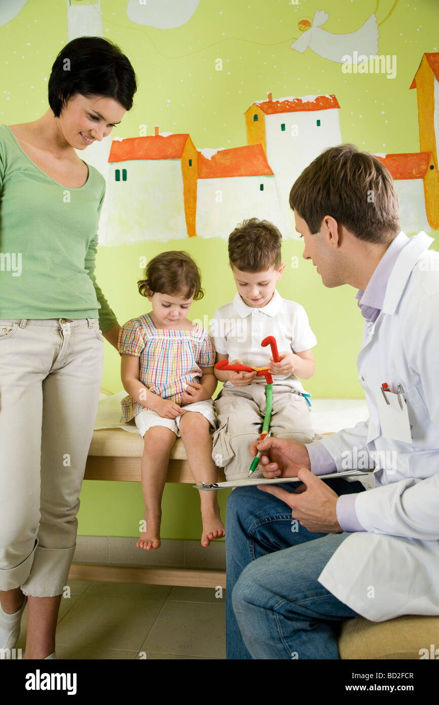 Mutter mit Kindern Arztbesuch Stockfoto