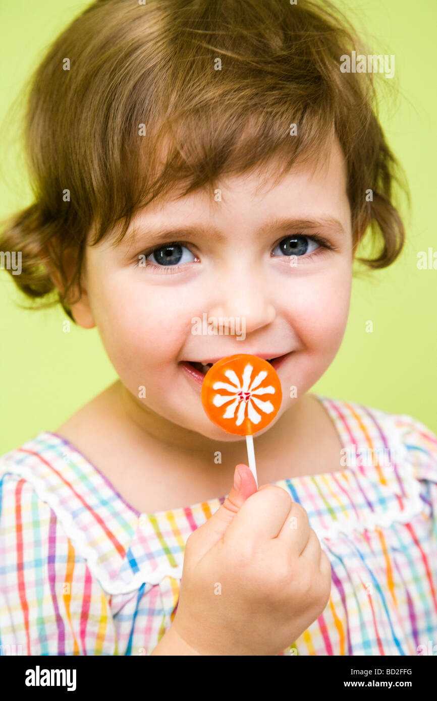 Kleinkind Mädchen mit Lolly pop Stockfoto