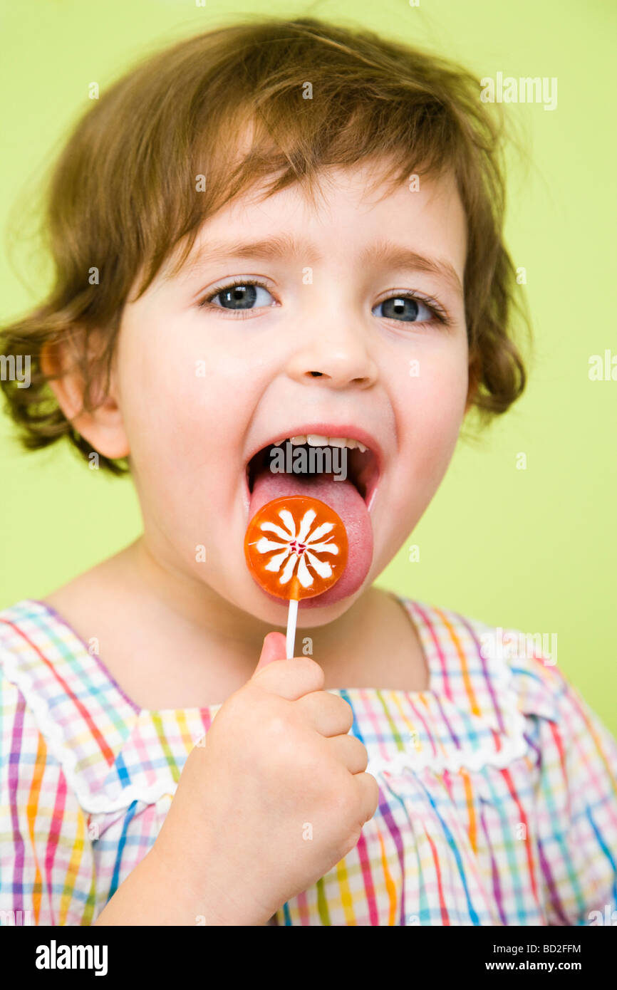 Kleinkind Mädchen mit Lolly pop Stockfoto