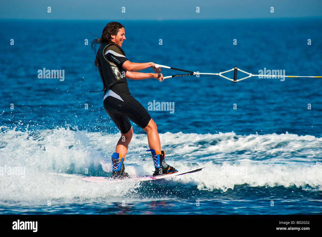 Mädchen auf einem wakeboard Stockfoto