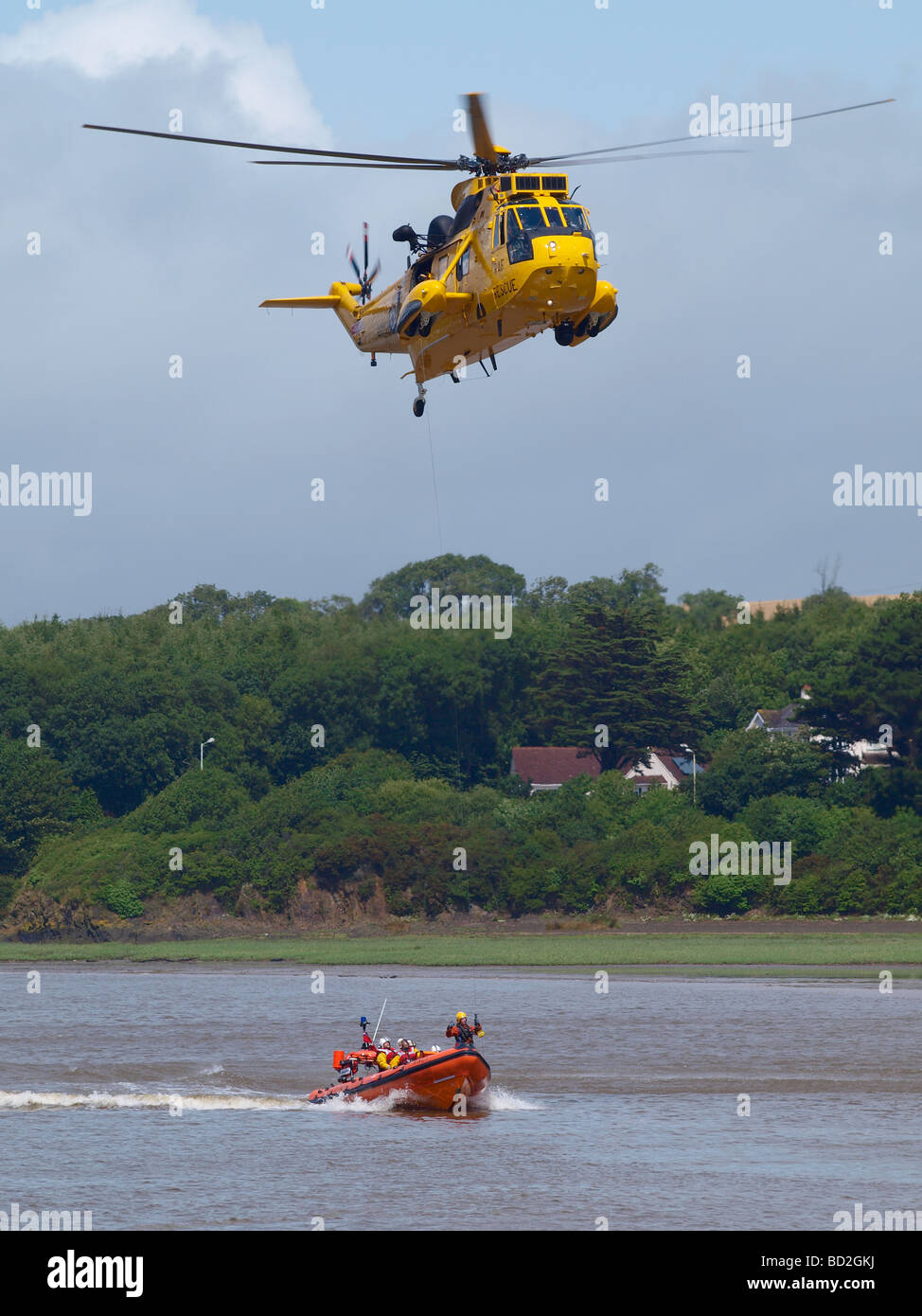RAF-Rettungshubschrauber und RNLI inshore Rettungsboot während einer demonstration Stockfoto
