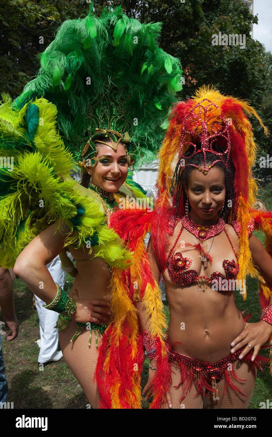 Tänzerinnen und Tänzer aus der London Schule der Samba Carnaval del Pueblo feiern Stockfoto