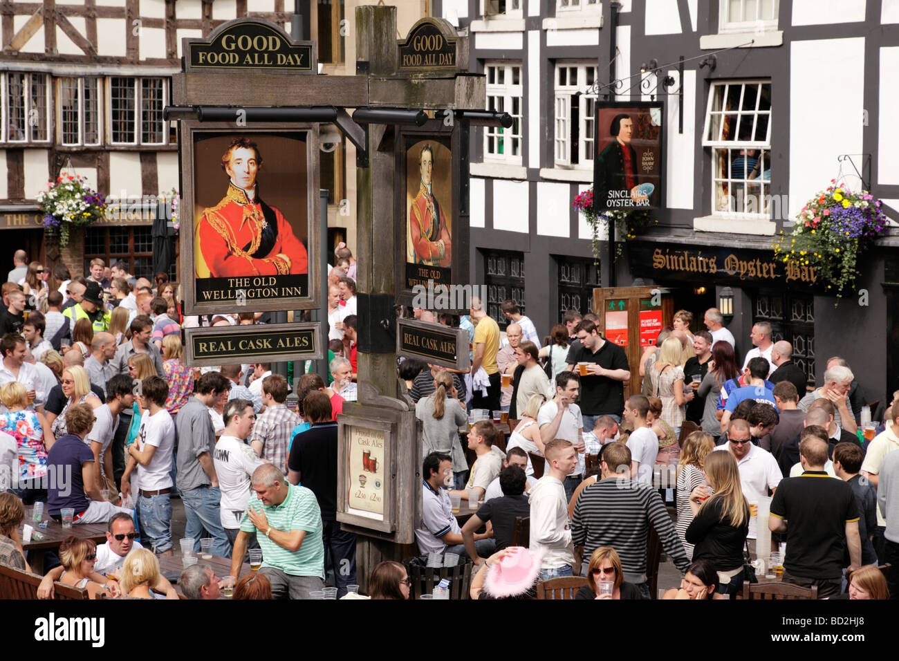 Biergarten des alten Wellington Inn Trümmern Quadrat Kathedrale Tore Manchester uk Stockfoto