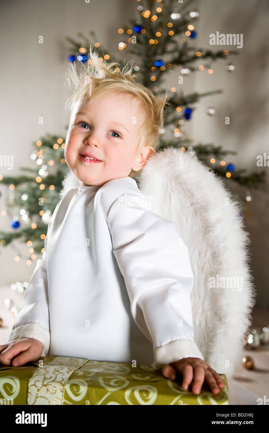 Kleinkind Jungen tragen Engel Anzug Stockfoto