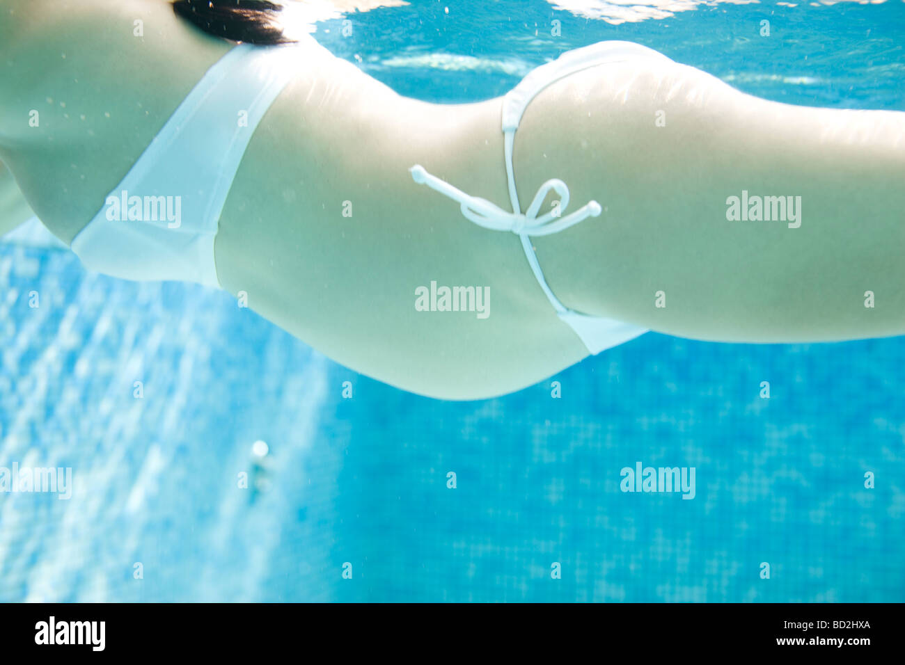 Schwangere Frau unter Wasser Stockfoto