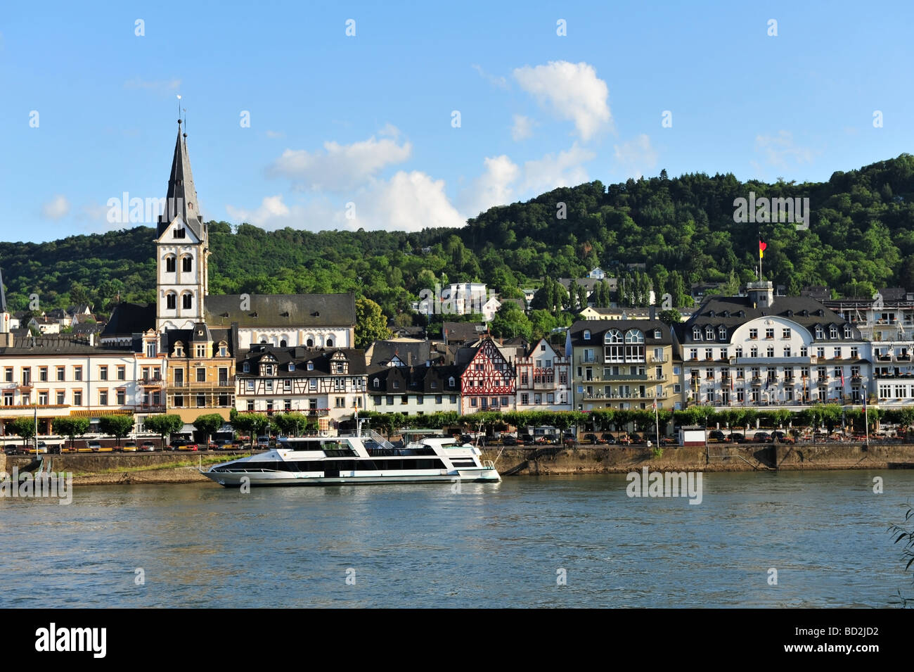 Blick über den Rhein in Richtung der beliebten touristischen Stadt Boppard in Deutschland Stockfoto
