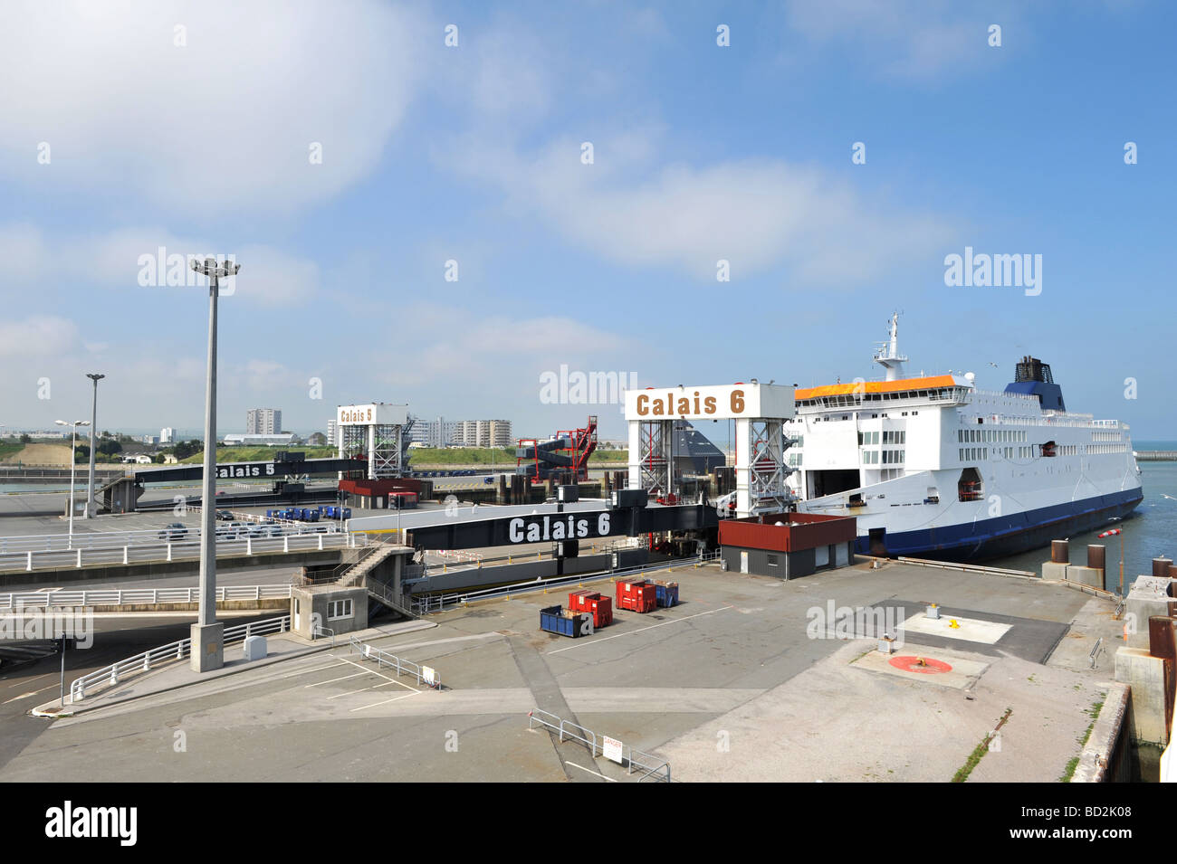 Cross Channel Personen- und Auto Fähre vertäut und Verladung im Hafen von Calais in Frankreich Stockfoto