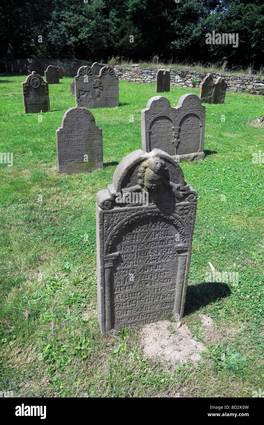 D-Bochum, Ruhrgebiet, NRW, D-Bochum-Stiepel, Dorfkirche Stiepel, evangelische Kirche, Basilika, Hallenkirche, Wallfahrt Kirche, Mittelalter, romanischen Stil, Friedhof, Grabsteine Stockfoto