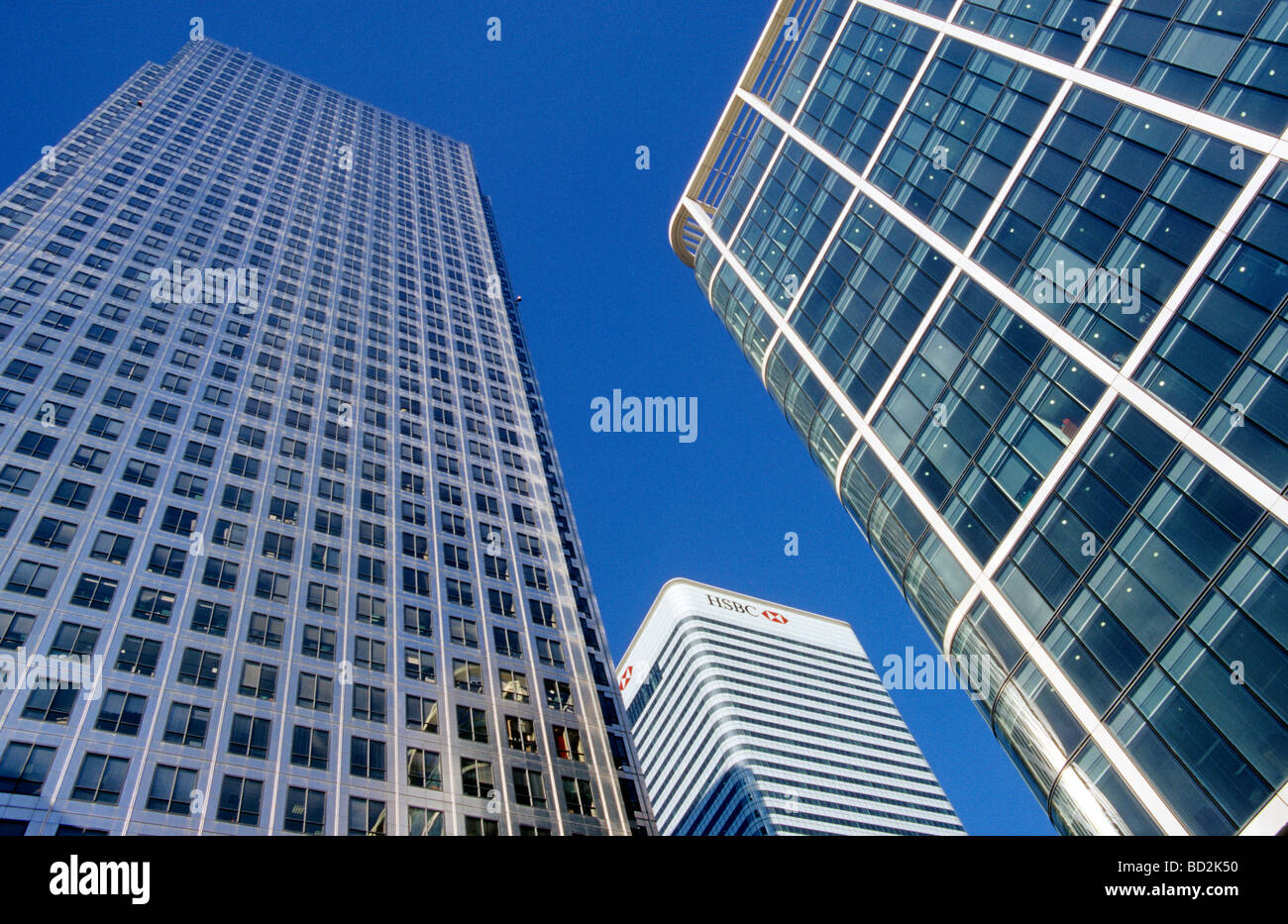 Moderne Bürogebäude vor blauem Himmel Stockfoto