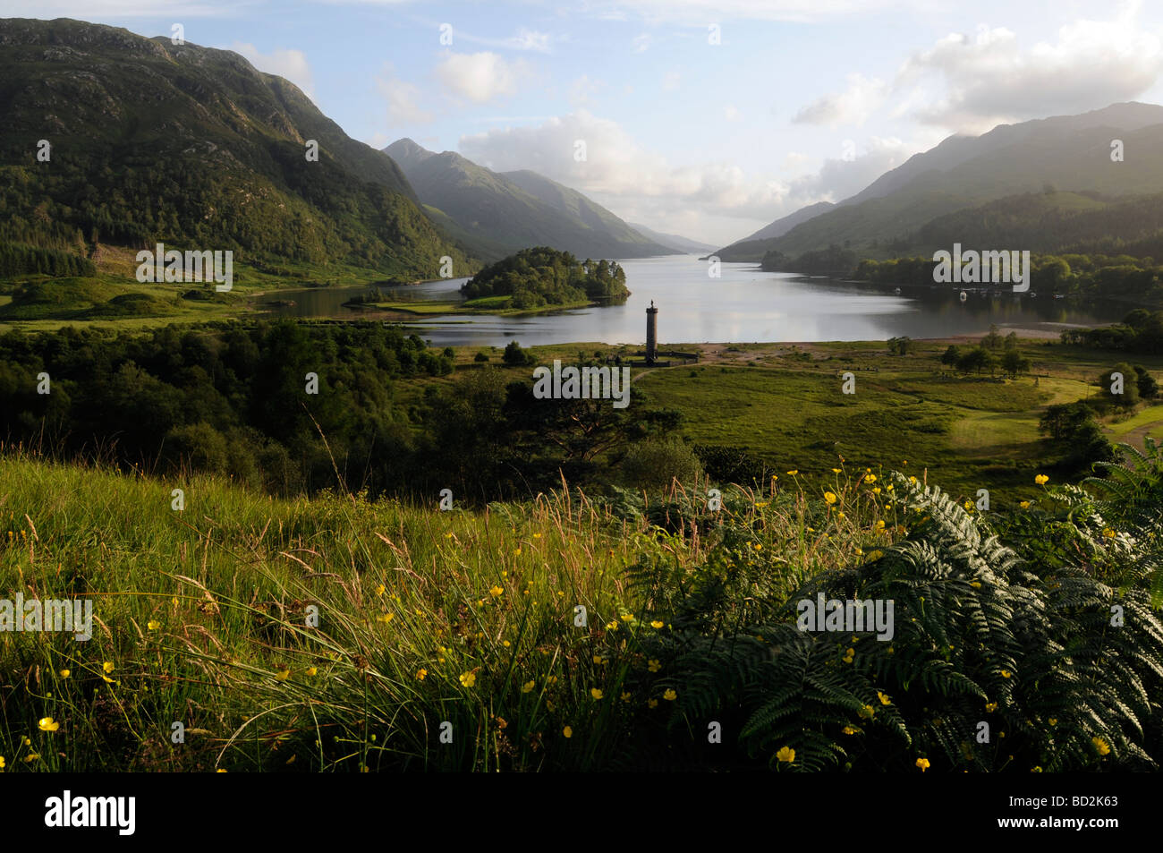 Der Blick über Loch Shiel mit dem Glenfinnan Monument im Vordergrund Stockfoto