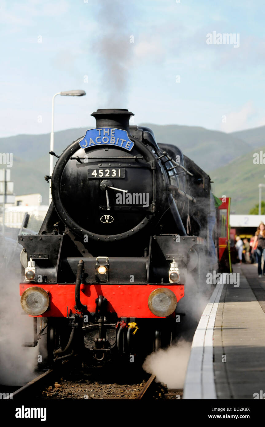 Am Bahnsteig warten, bevor The Jacobite Dampfzug Reise von Fort William nach Mallaig, Schottland Stockfoto