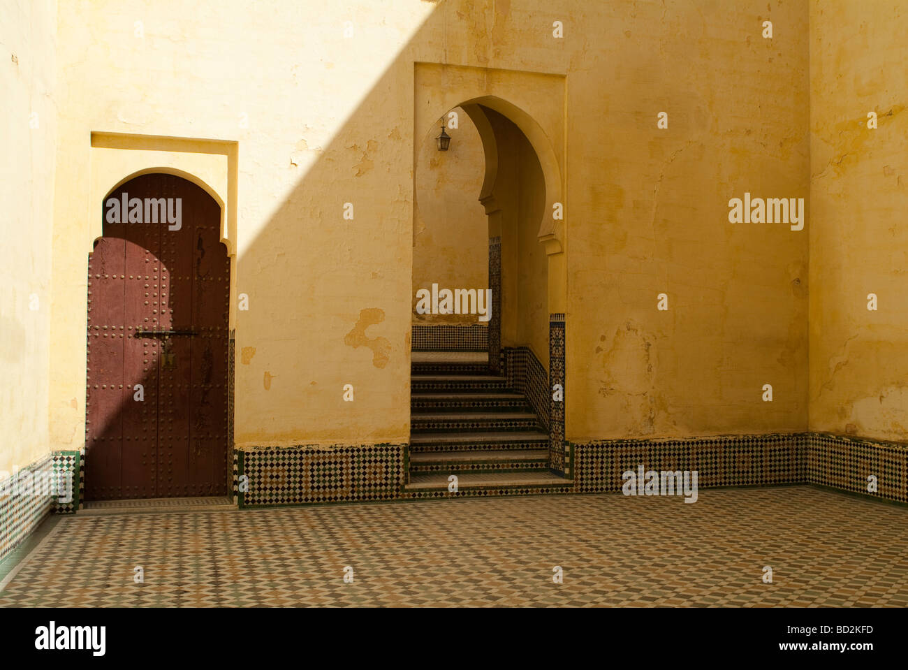 Bogen und Schritte im Innenhof des Mausoleum von Moulay Ismail Meknes Marokko Stockfoto