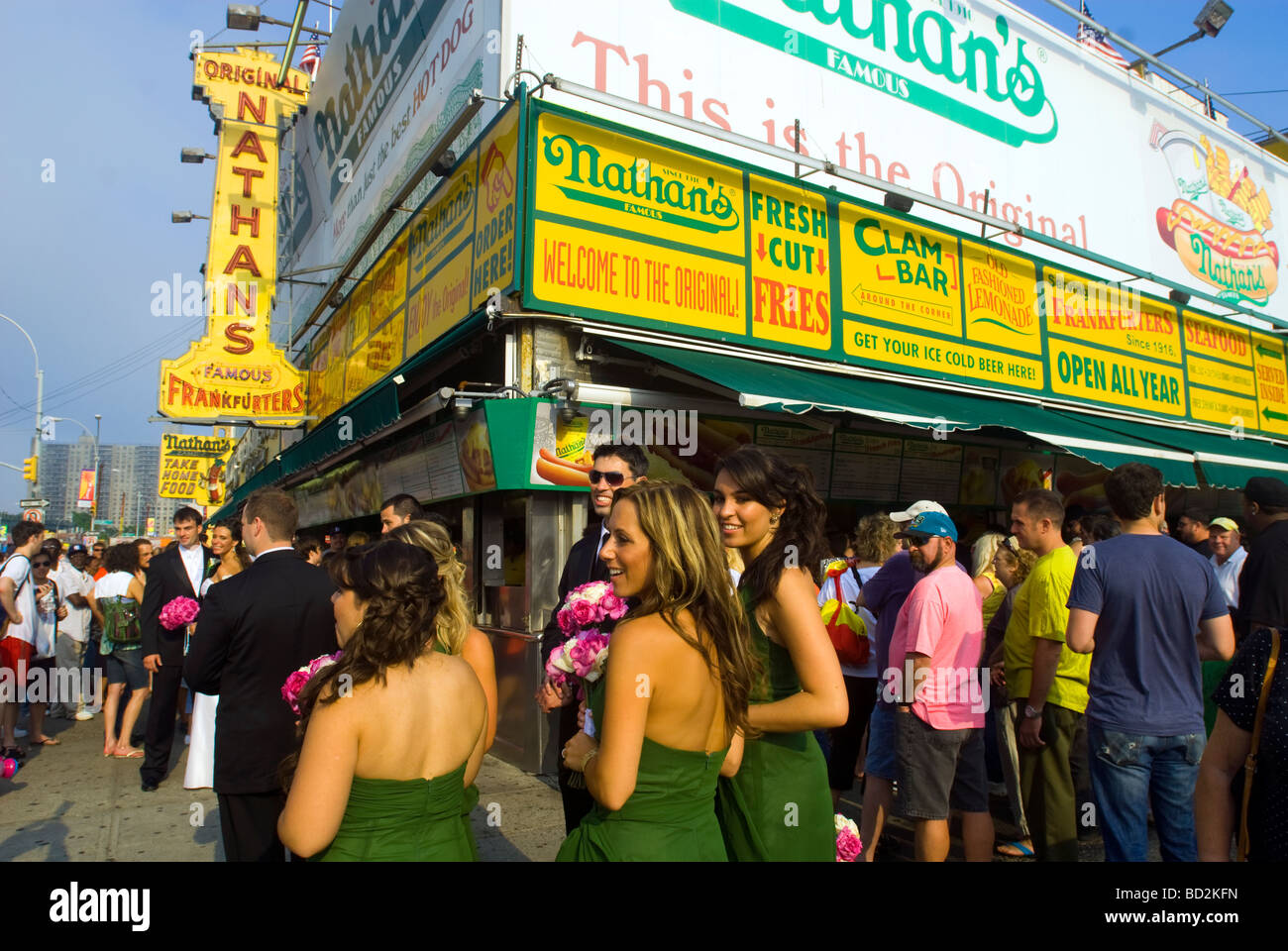 Brautjungfern warten draußen Nathans berühmt in Coney Island in Brooklyn in New York Stockfoto