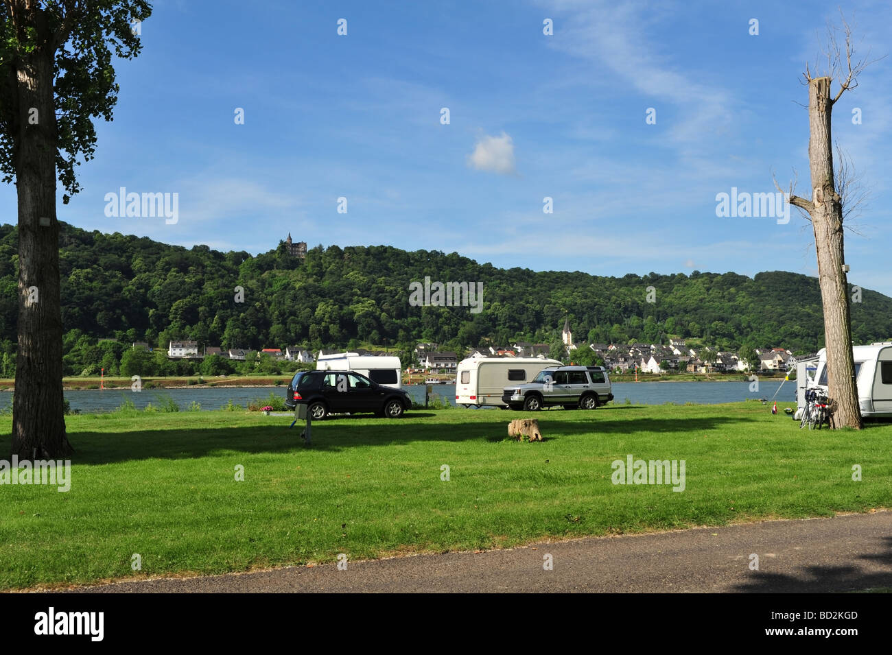 Ruhiger Campingplatz am Ufer des Flusses Rhein bei Boppard in Deutschland Stockfoto