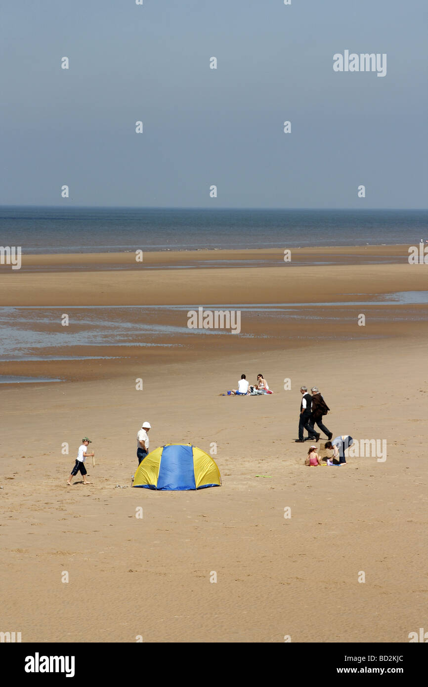 Familien am Meer in Blackpool UK Stockfoto
