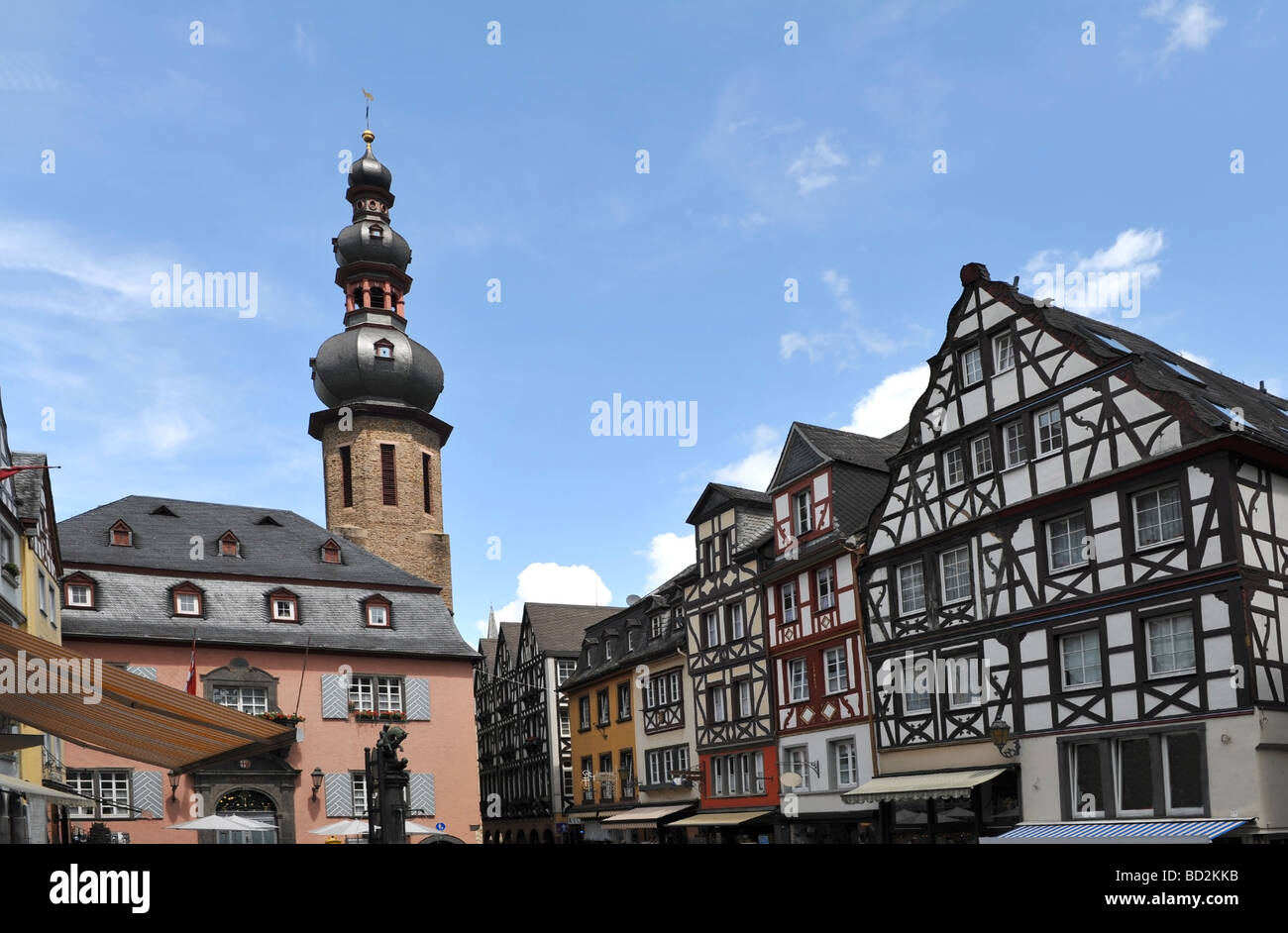Am hübschen Marktplatz in Cochem Kirchturm geprägten Stockfoto
