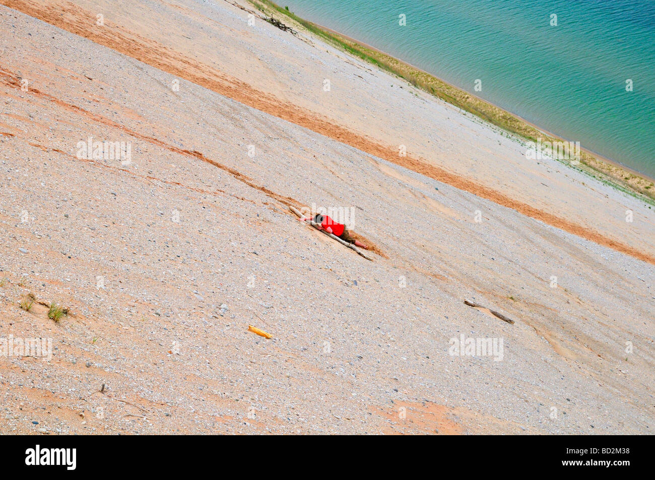 Besucher kroch Sleeping Bear Dune auf Sleeping Bear Dunes National Lakeshore Stockfoto
