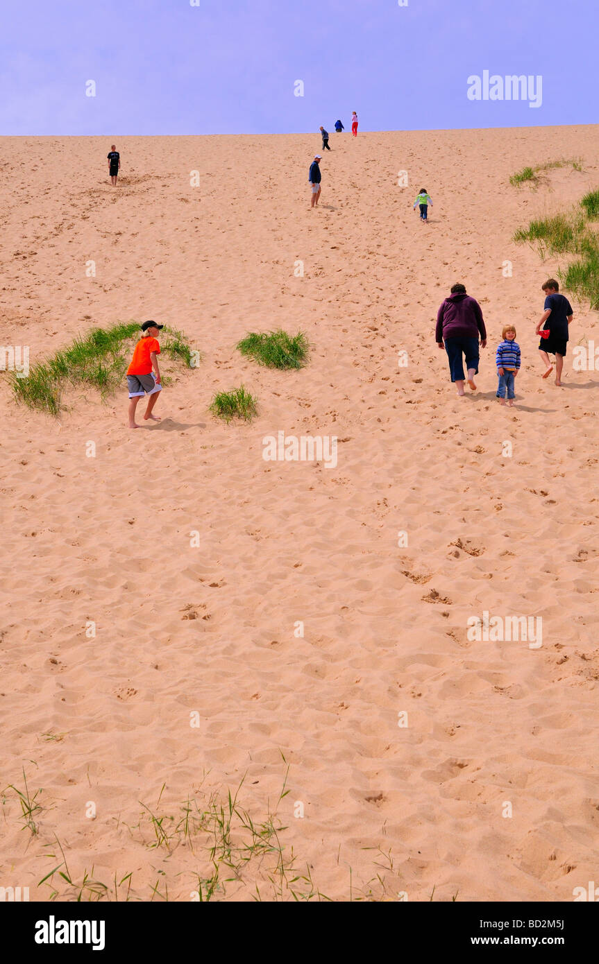 Eine Familie Wanderungen auf einer Sanddüne in Sleeping Bear Dunes National Lakeshore Stockfoto