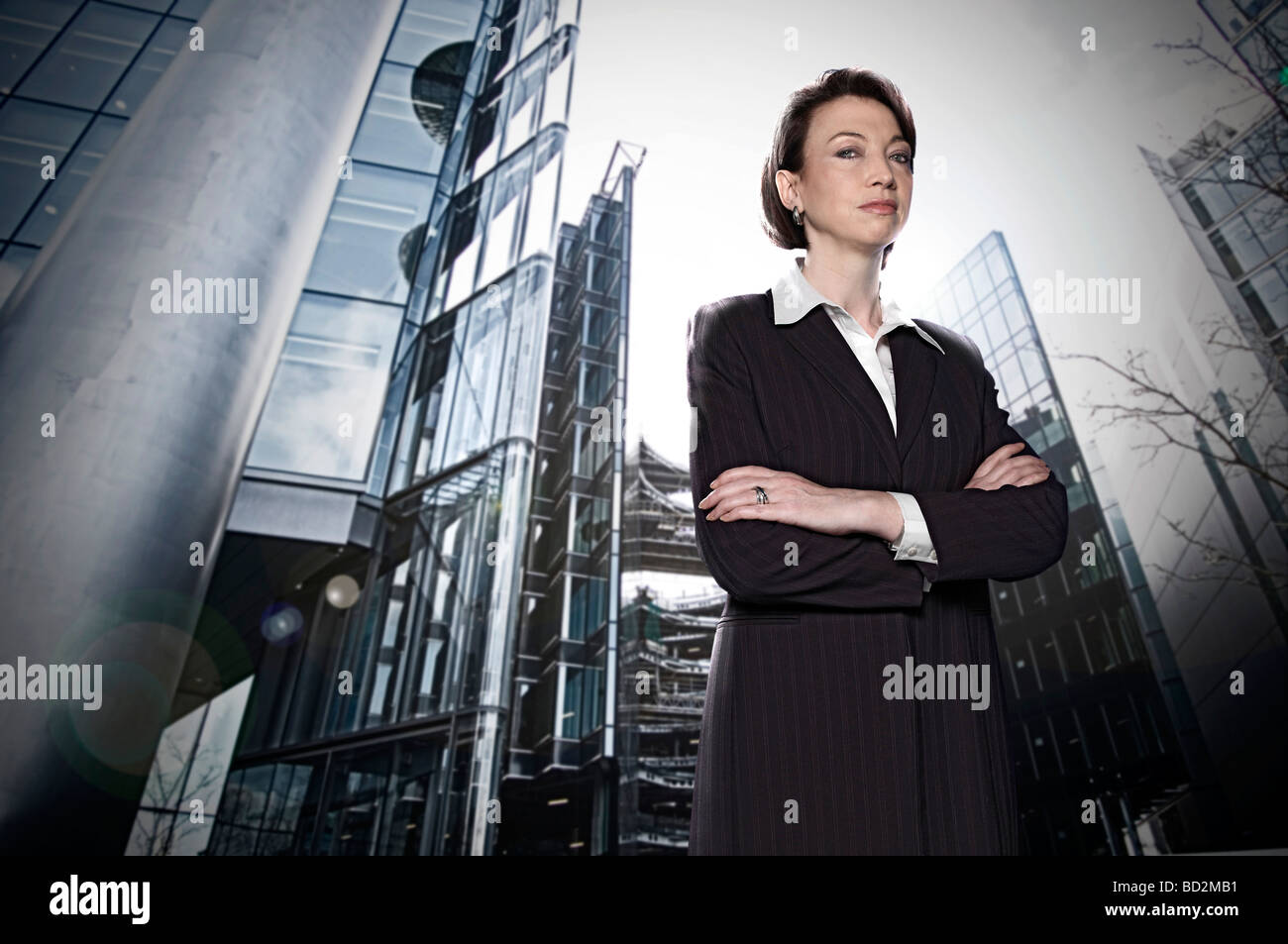 Geschäftsfrau inmitten der Stadt Stockfoto