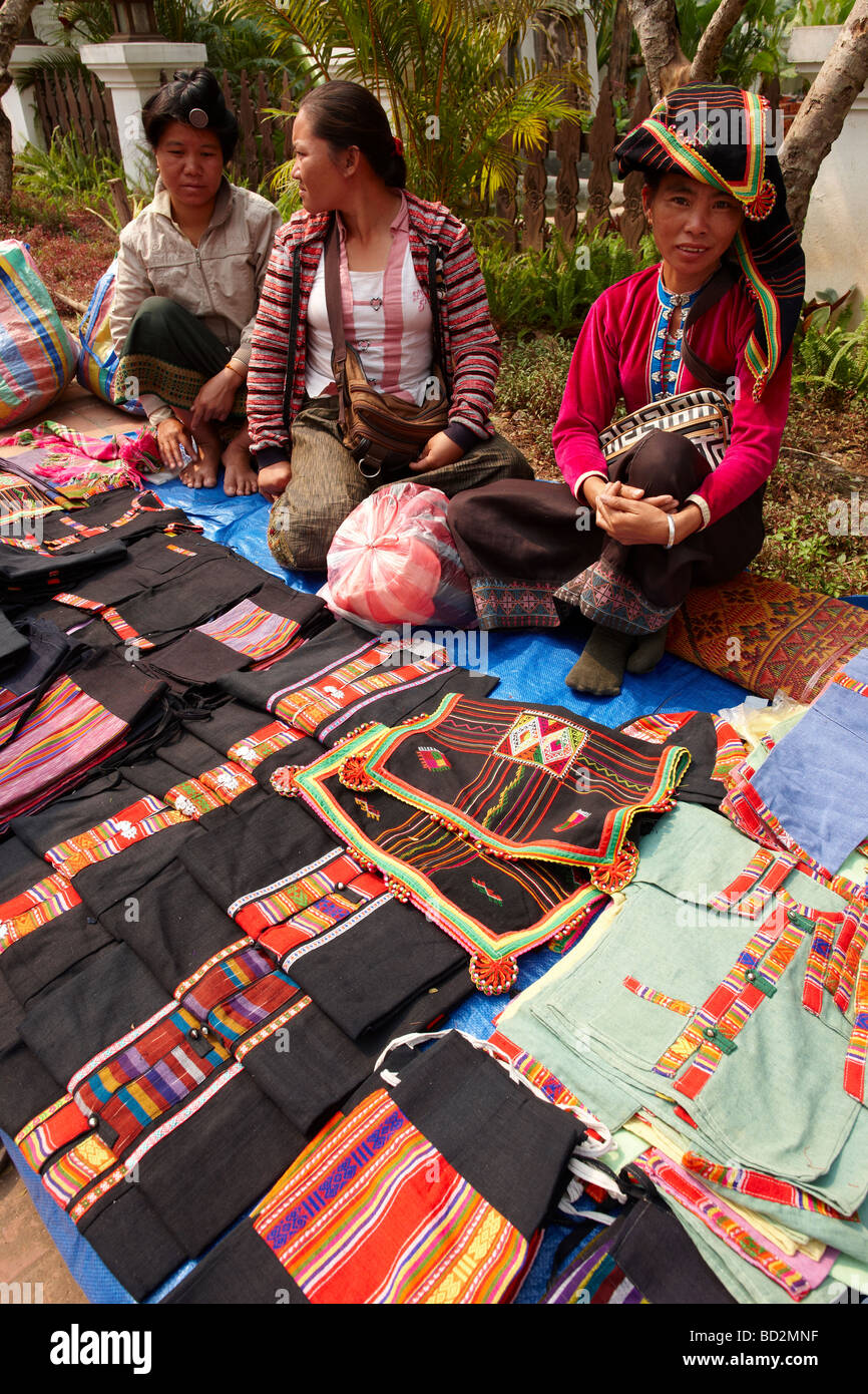 Frauen mit Textilien für den Verkauf auf dem Markt in Luang Prabang Laos Stockfoto