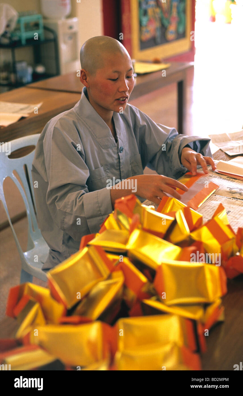 Buddhistische Nonne Vorbereitung Geschenke in Tachileik, Birma Stockfoto