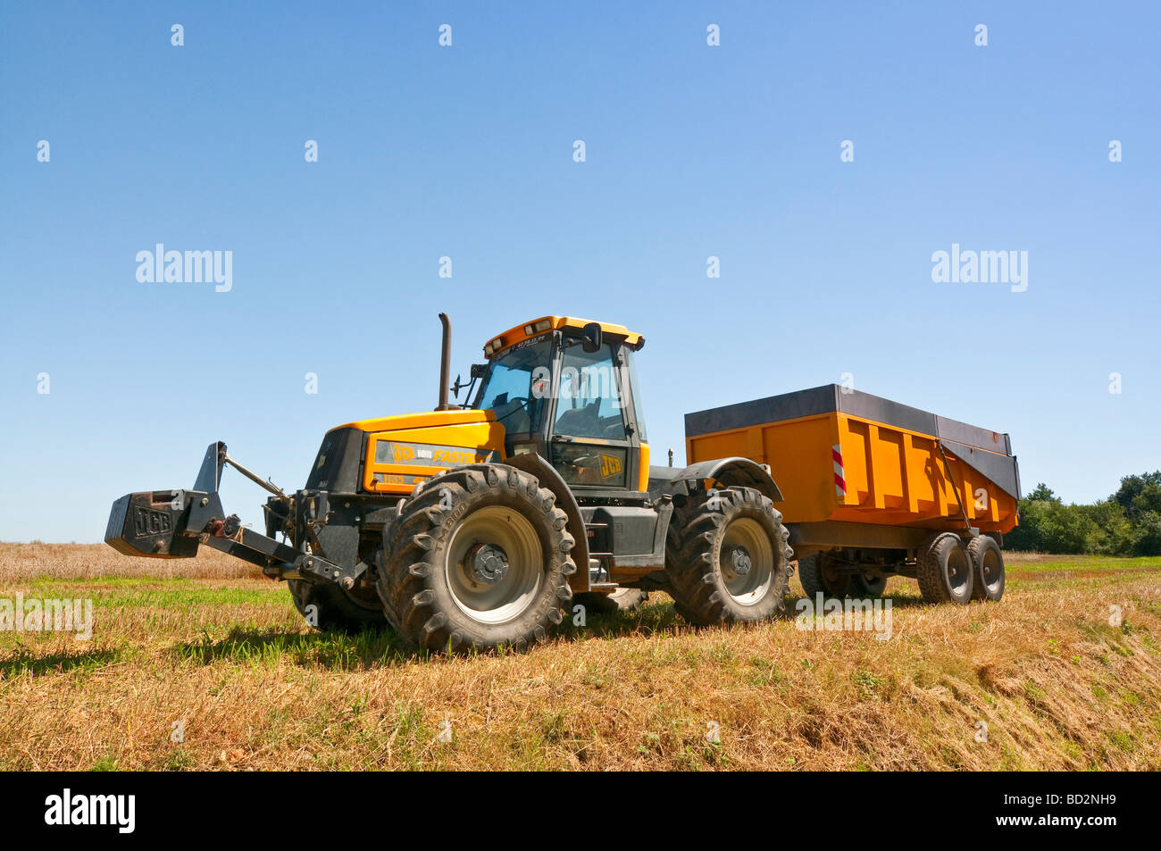 JCB Fastrac 1135 4-Rad Antrieb Traktor und Korn Anhänger - Frankreich. Stockfoto