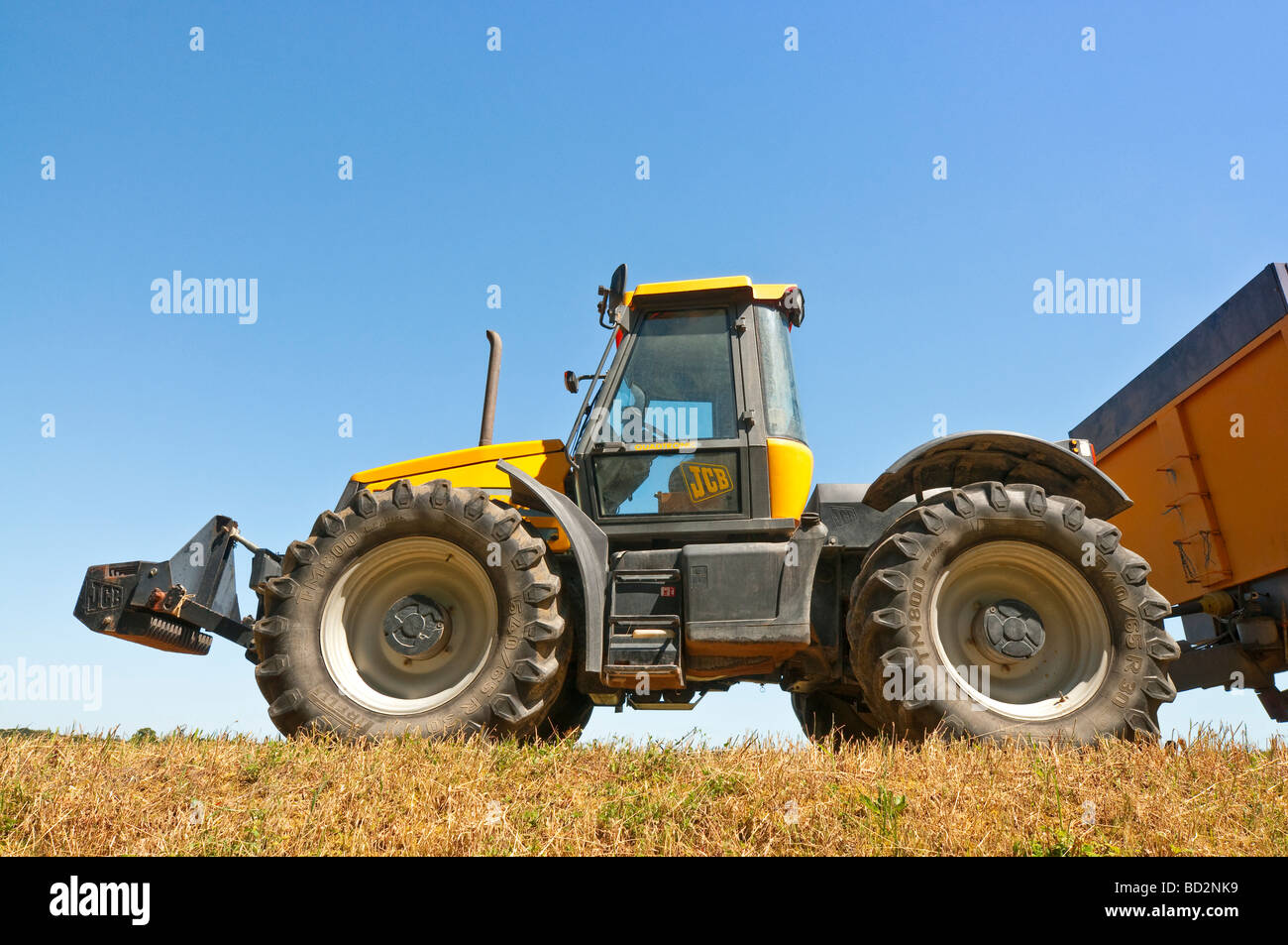 JCB Fastrac 1135 4-Rad Antrieb Traktor und Korn Anhänger - Frankreich. Stockfoto