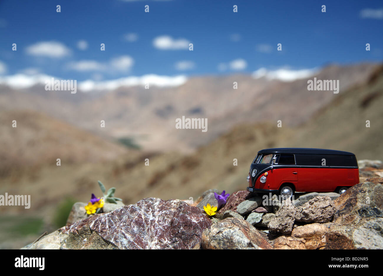 VW Camper Bus in den Himalaya-Bergen Stockfoto