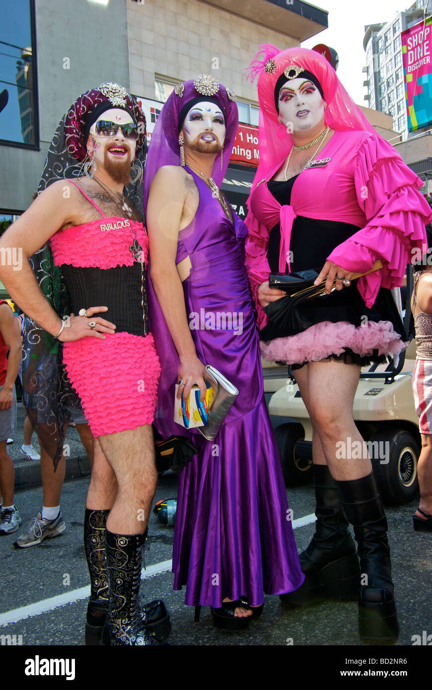 Drei Gesicht gemalt Männer imitiert Drag Queens bei gay-Pride-parade Stockfoto