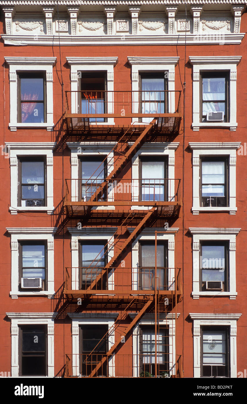 Brownstone-Gebäude. New York Manhattan Wohnhaus, renoviertes, restauriertes Apartment-Mietshaus. Upper East Site Manhattan, New York City. Feuerleiter. Stockfoto