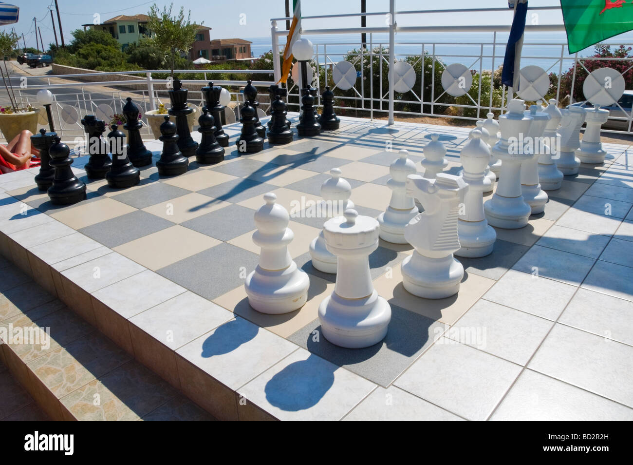 Riesigen Freiluft-Schachspiel festgesetzt am Pool des Hotels in der Nähe von Skala auf der griechischen Mittelmeer Insel von Kefalonia Griechenland GR Stockfoto