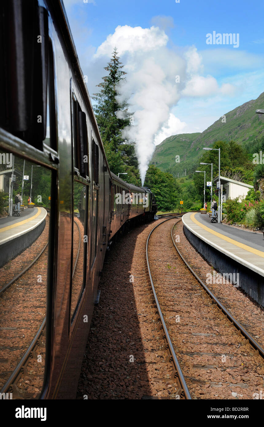 Halt an Glenfinnan Bahnhof während der Jacobite Dampfzug Reise von Fort William nach Mallaig in Schottland Stockfoto
