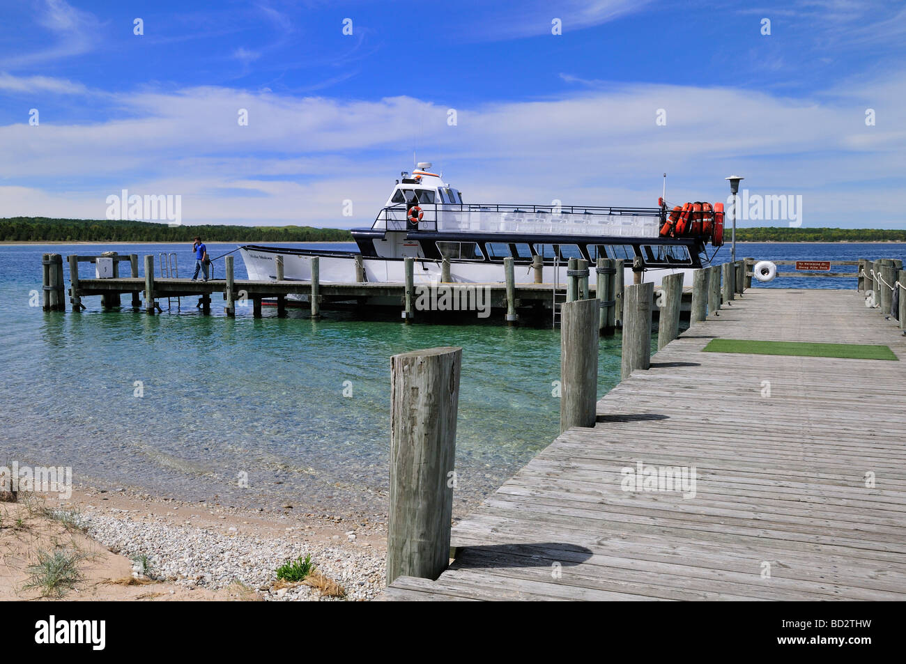 Mishe Mokwa, Teil der Manitou Island Transit-Flotte wartet auf Passagiere am South Manitou Island dock Stockfoto