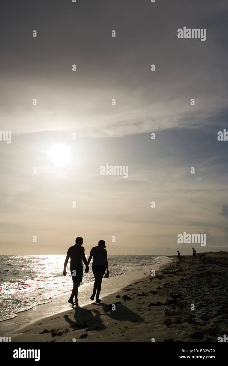 Paar gehen Hand in Hand hinunter Bowmans Beach - Sanibel Island, Florida Stockfoto