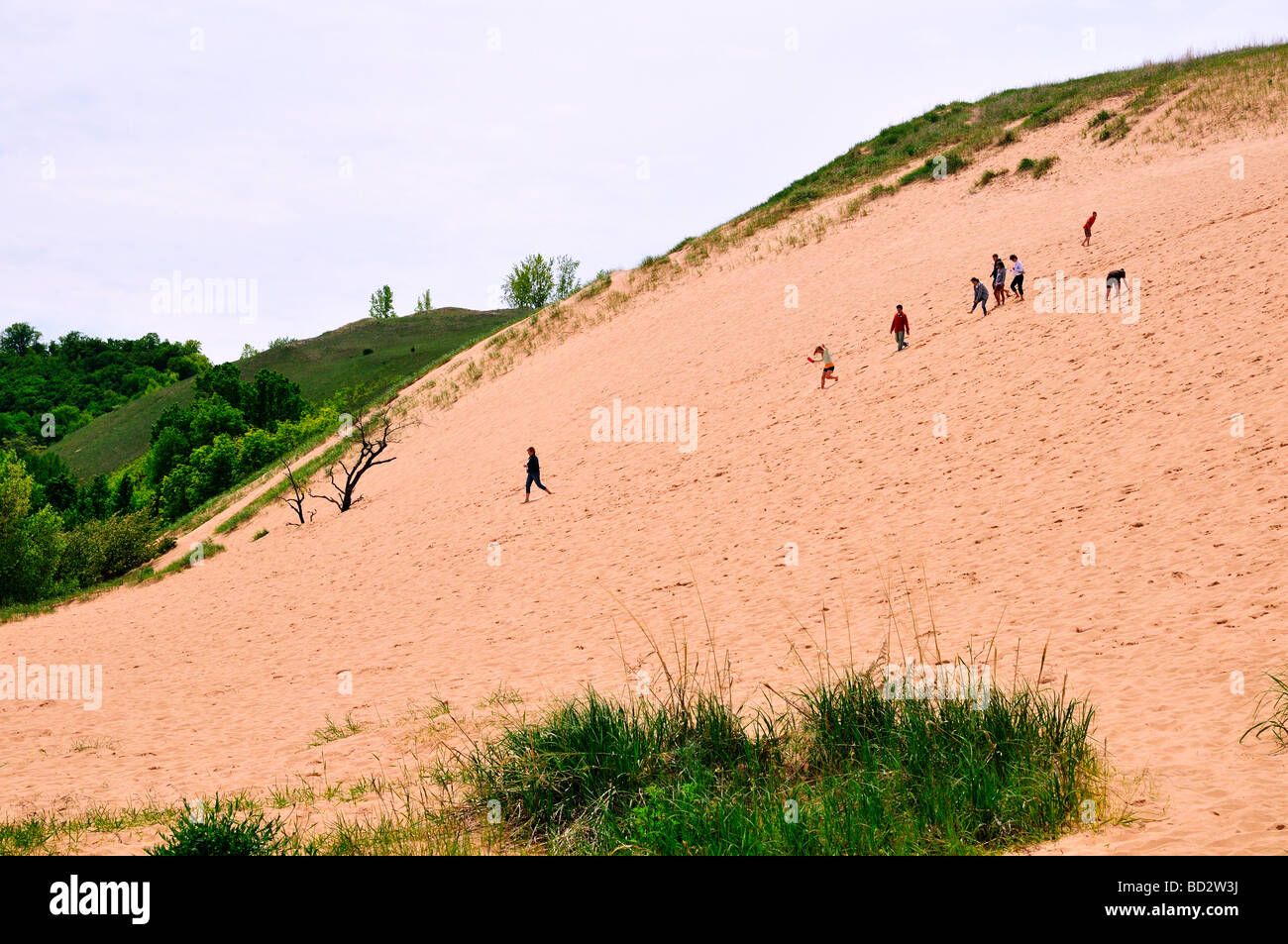 Eine Gruppe von Menschen Wanderungen auf einer Sanddüne in Sleeping Bear Dunes National Lakeshore Stockfoto