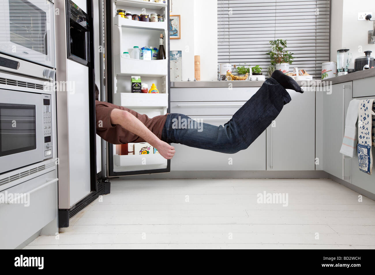 Mann auf der Suche im Kühlschrank Stockfoto