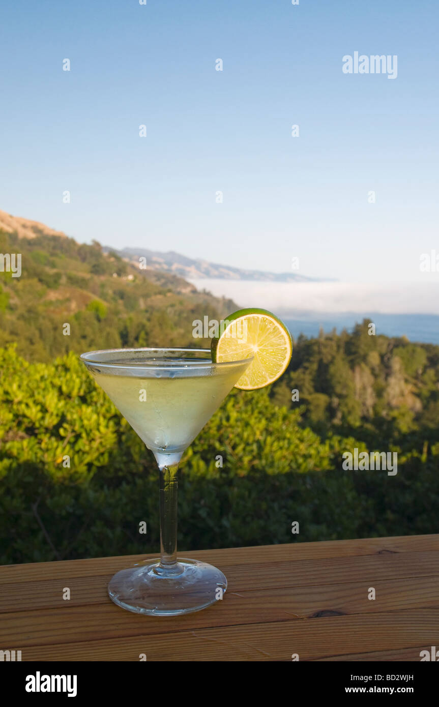 Cocktails an der Bar im Nepenthe Restaurant mit Blick auf die Küste von Big Sur, Kalifornien Stockfoto