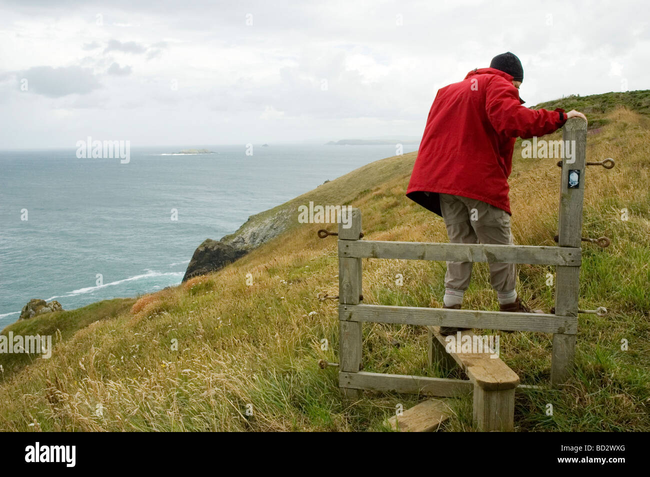 Eine weibliche Walker auf dem South West Coastal Path bei Trevose Head, Cornwall, England Stockfoto