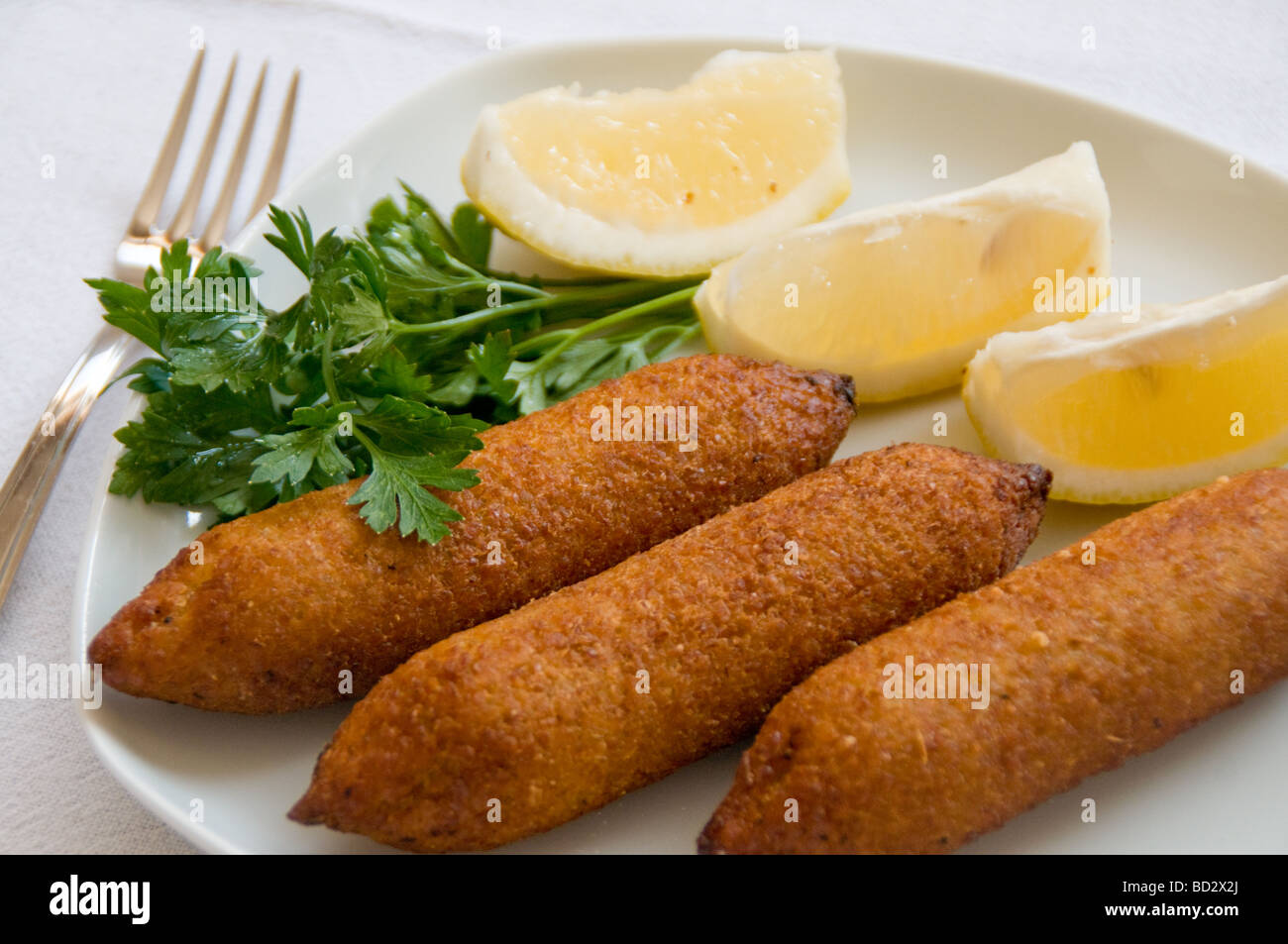 Türkischen zypriotischen Stil Bulghur Kofta, gewürzt torpedoförmigen Bulgur Schale gefüllt mit einer Füllung aus Hackfleisch Stockfoto