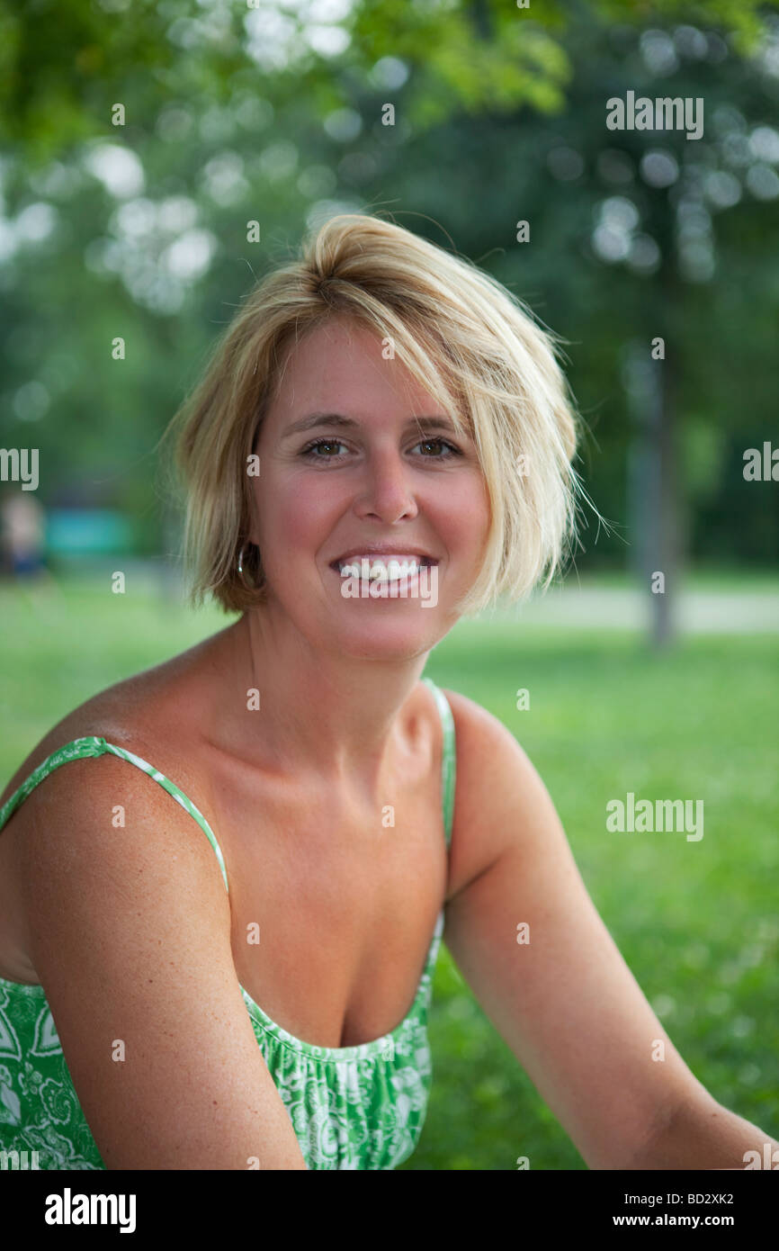 Schöne Reife blonde Frau im freien Lächeln Stockfoto