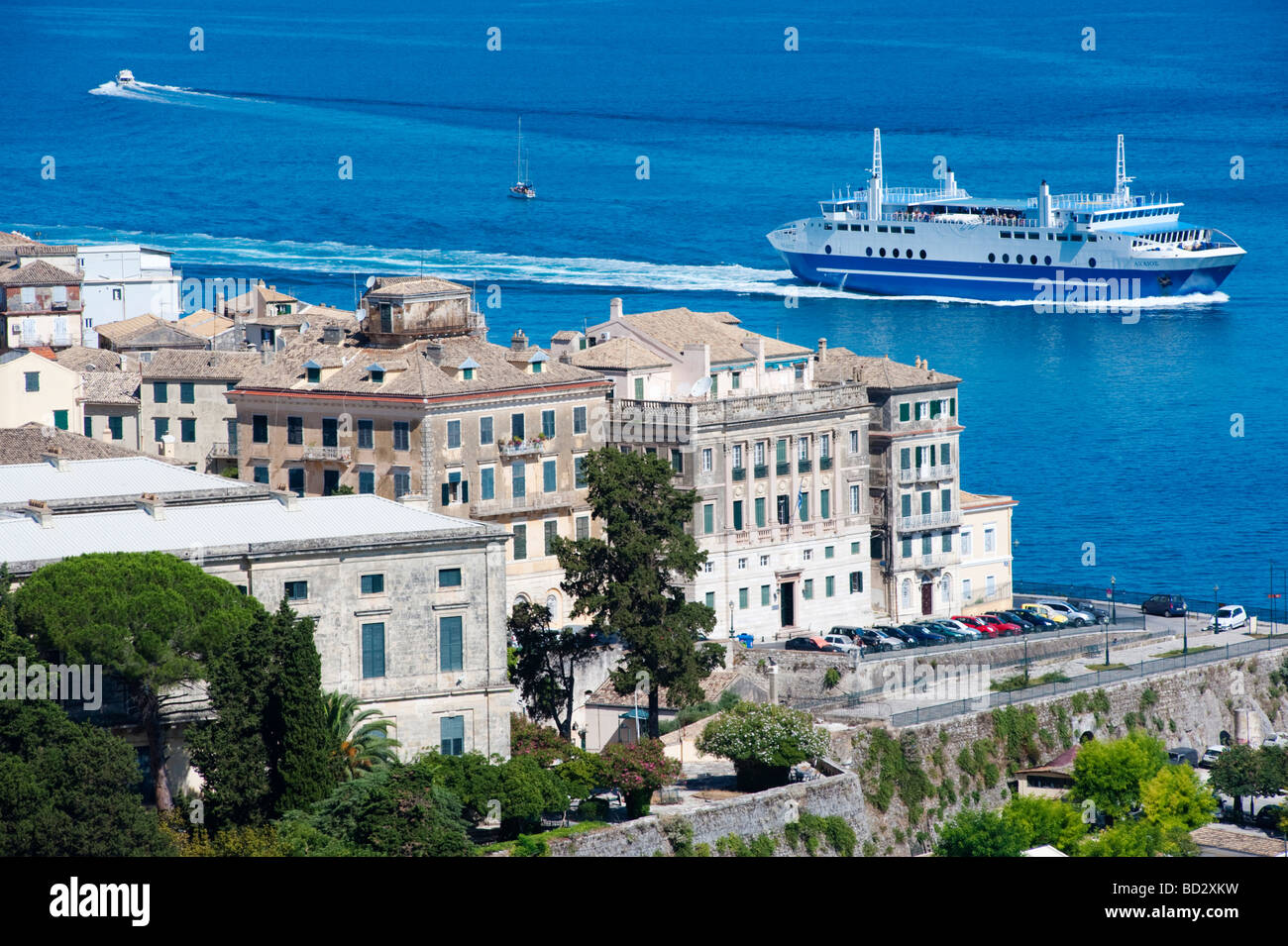 Detail von Kerkyra Stadt mit Passagier-Fähre auf der Insel Korfu in Griechenland Stockfoto