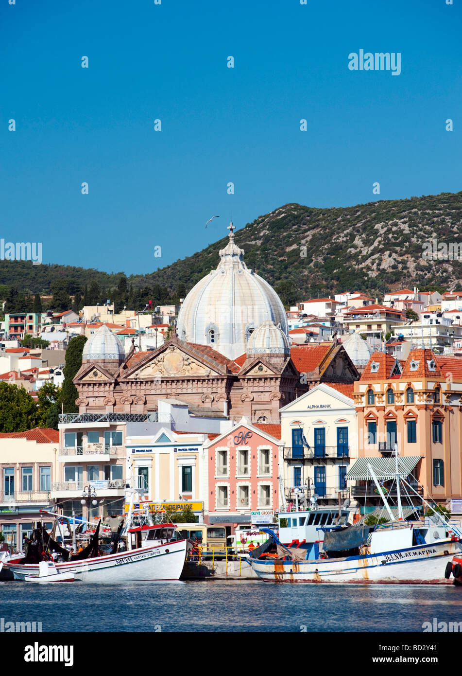 Kirche und Hafen in der Stadt Mytilini auf Lesbos Insel in Griechenland Stockfoto