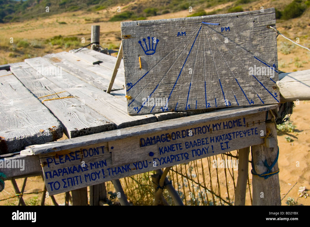 Rustikale Hütte mit arbeiten Sonnenuhr am Mounda Strand in der Nähe von Skala auf der griechischen Insel Kefalonia Griechenland GR aus Treibholz gefertigt Stockfoto