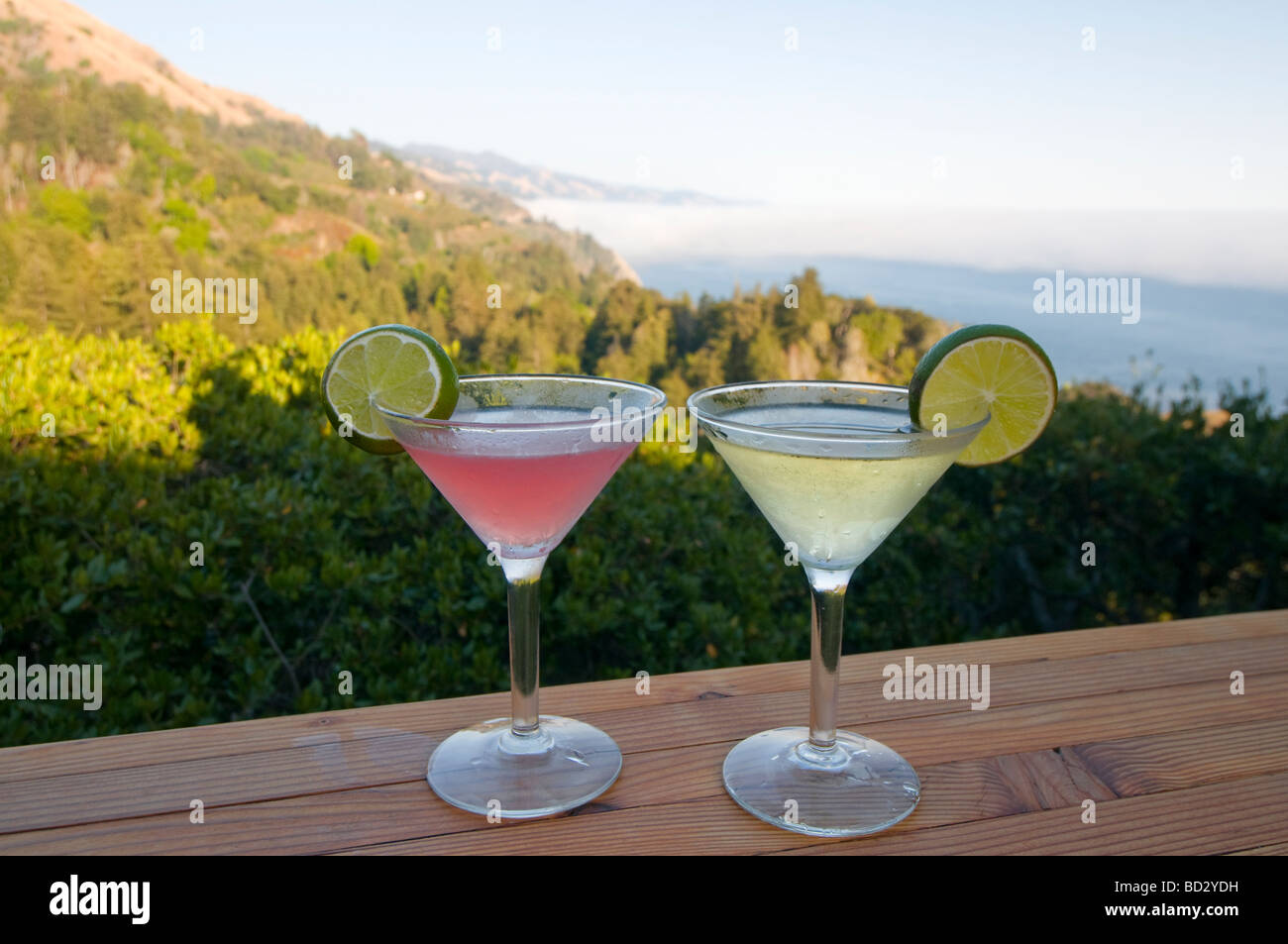 Cocktails an der Bar im Nepenthe Restaurant mit Blick auf die Küste von Big Sur, Kalifornien Stockfoto